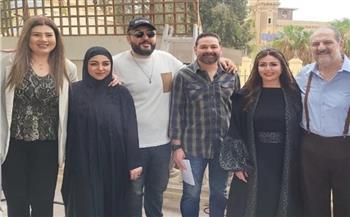 إلهام شاهين تحتفل بانتهاء تصوير فيلم "الحافي"