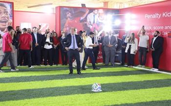 وزير المالية يتفاعل مع الشباب المصرى المبتكر.. ويسدد ركلة ترجيحية «رمزية» تشجيعًا لإحدى الألعاب الترفيهية