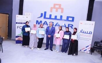 رئيس جامعة سوهاج يكرم أولى خريجات معسكر «فتيات الأرض» ويؤكد دعم تمكين المرأة