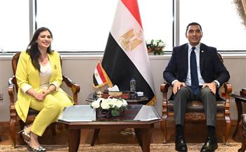 وزير الرياضة يلتقي رئيس مجلس أمناء جامعة أكتوبر ويتسلم مساهمة لسلاح الشيش