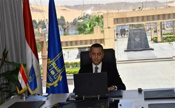 محافظ أسوان يشدد على تعزيز قنوات التواصل المباشر بين المسئولين والمواطنين والاستماع إلى آرائهم ومقترحاتهم