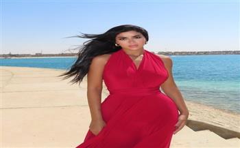 كارولين عزمي تتألق بإطلالة صيفية باللون الأحمر على البحر