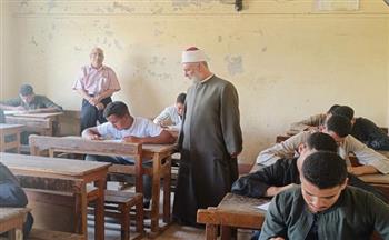 هدوء وانضباط بلجان الثانوية الأزهرية.. رئيس منطقة سوهاج يتابع امتحان التفسير