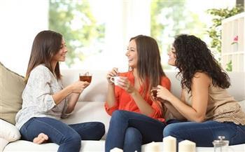 هل تتركين هاتفك أثناء الجلوس مع أصدقائك؟.. عادات قد تعكس شخصيتك
