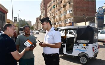 محافظ أسوان يتابع ميدانياً تطبيق منظومة تشغيل مركبات التوك توك الجديدة  