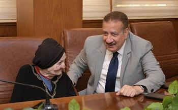 محافظ بورسعيد يستقبل السيدة "فريال" المتضررة من حريق منزلها