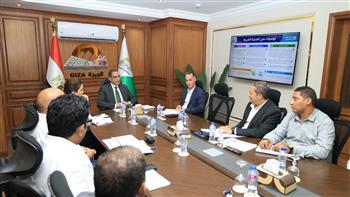 محافظ الجيزة يناقش أداء حي المنيرة الغربية ويوجه بتسريع المشروعات وتحسين الخدمات للمواطنين