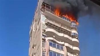محافظ سوهاج يتابع من موقع الحدث جهود إخماد حريق برج سكني بشارع أسيوط