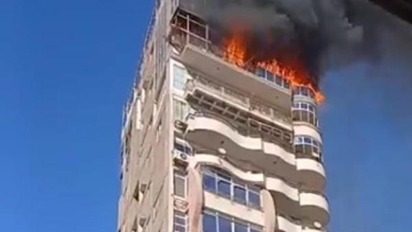 محافظ سوهاج يتابع من موقع الحدث جهود إخماد حريق برج سكني بشارع أسيوط