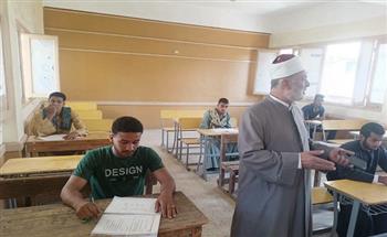 ختام ماراثون الثانوية الأزهرية بسوهاج.. رئيس المنطقة يتفقد اللجان ويشيد بانضباط الامتحانات