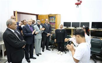 محافظ الوادي الجديد ومدير "مكتبات مصر العامة" يتفقدان مكتبة مصر العامة بالخارجة