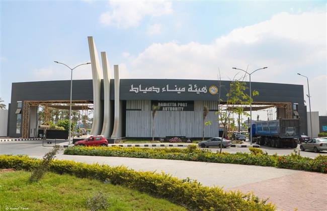 ميناء دمياط يتداول 13 سفينة للحاويات والبضائع العامة