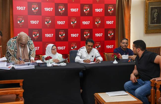 لجنة العضوية تستقبل الراغبين الجدد في الحصول على عضوية الأهلي  