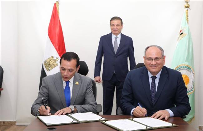 وزير الزراعة يشهد توقيع اتفاق للتوسع في إنتاج هجن الطماطم بمنطقة المغرة بمطروح