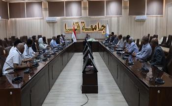 رئيس جامعة قنا يبحث آخر مستجدات مبنى الاختبارات الإلكترونية