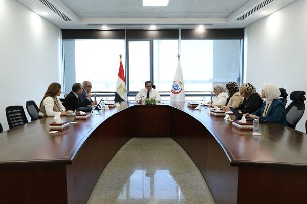 وزير الصحة يبحث التوسع في جراحات استبدال المفاصل باستخدام تقنية الروبوت