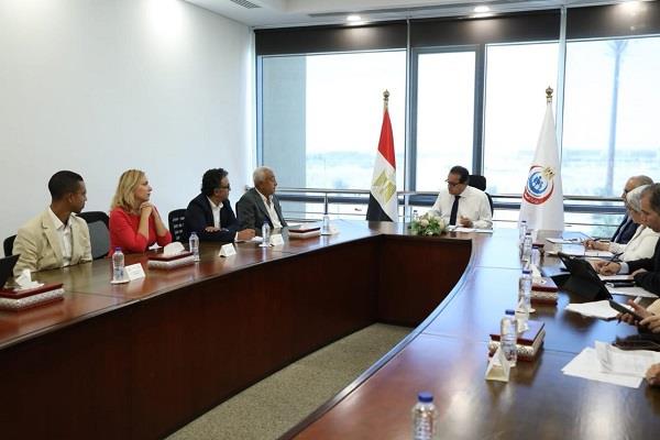 وزير الصحة يبحث مع "هيلث كير" التوسع في جراحات استبدال المفاصل بتقنية الروبوت