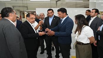 «صنع في مصر» ينافس عالميًا.. وزيرا الصناعة والشباب والرياضة يتفقدان مصنع مينترا