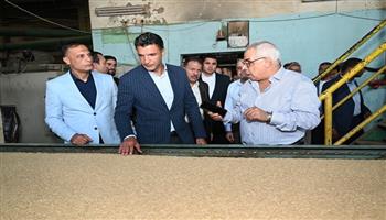 مليون دولار صادرات وفرص عمل.. وزير الصناعة يتفقد مصانع الكتان بالغربية