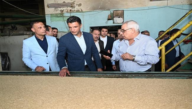 مليون دولار صادرات وفرص عمل.. وزير الصناعة يتفقد مصانع الكتان بالغربية