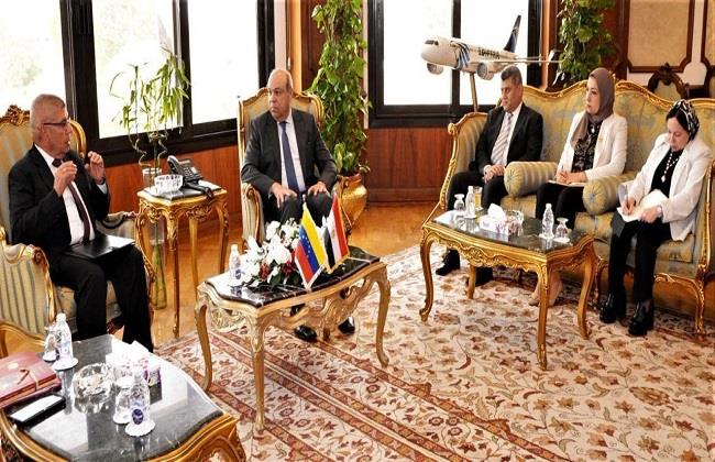 وزير الطيران المدني يبحث مع سفير فنزويلا بالقاهرة آفاق التعاون 