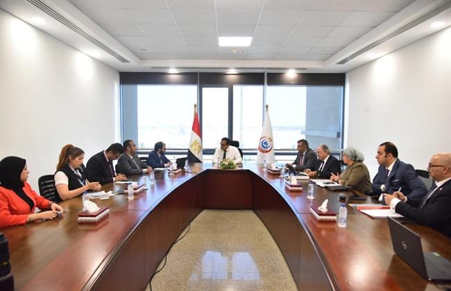 وزير الصحة يبحث مقترح شراكة لإدارة وتشغيل مركز المعايرة والاختبار بمعهد ناصر