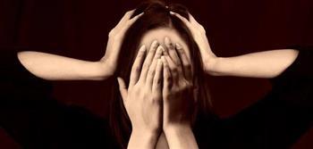 من تراكم الضغوط اليومية إلى الإرهاق النفسي.. علامات لا تتجاهليها