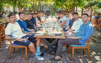 محمد صلاح يجمع لاعبي طرابزون التركي على مائدة الطعام قبل المران الجماعي