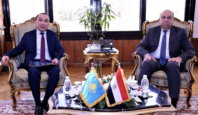 وزير الطيران المدني يبحث تعزيز الربط الجوي مع كازاخستان وتنشيط الحركة السياحية