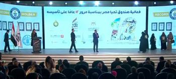 مدبولي يسلّم عددا من المواطنين هدية صندوق تحيا مصر من رحلات العمرة