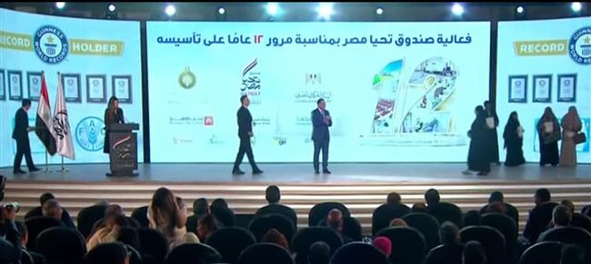 مدبولي يسلّم عددا من المواطنين هدية صندوق تحيا مصر من رحلات العمرة
