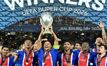 باريس سان جيرمان يحتفل بعد تسلم كأس السوبر الأوروبي