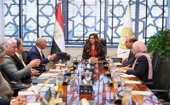 وزيرة التنمية المحلية والبيئة تبحث مع عدد من المستثمرين تكنولوجيات حديثة لمعالجة وتدوير المخلفات 