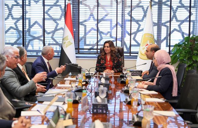 وزيرة التنمية المحلية والبيئة تبحث مع عدد من المستثمرين تكنولوجيات حديثة لمعالجة وتدوير المخلفات 