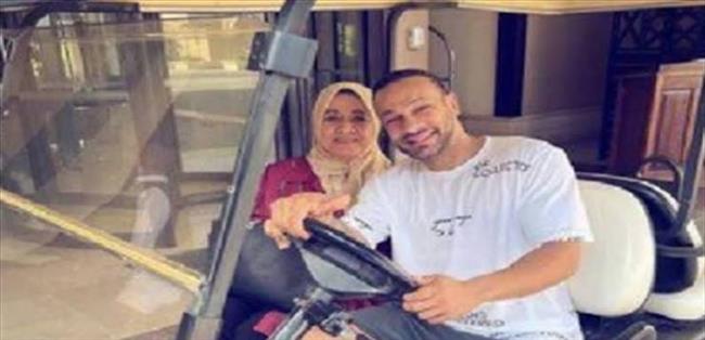 أكرم حسني ينعى والدة محمد عطية برسالة مؤثرة: «ادعولها بالرحمة»  