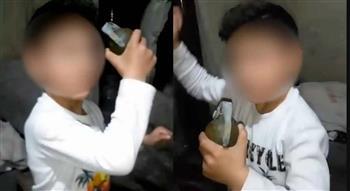 فيديو.. لبناني يعلم طفله طريقة استخدام القنابل اليدوية
