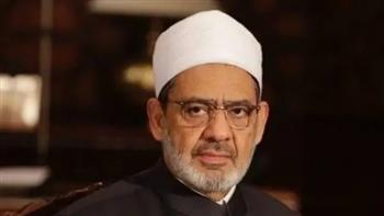 شيخ الأزهر يطمئن على صحة مفتي الجمهورية هاتفيًا ويدعو له بتمام الصحة والعافية