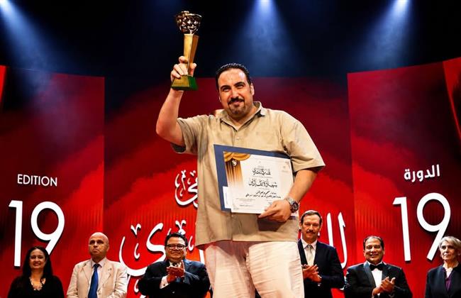 المهرجان القومي للمسرح المصري 19| أفضل إضاءة مناصفة بين محمود جراتسي عن «البوسطجي» وأبو بكر الشريف عن «سما» 