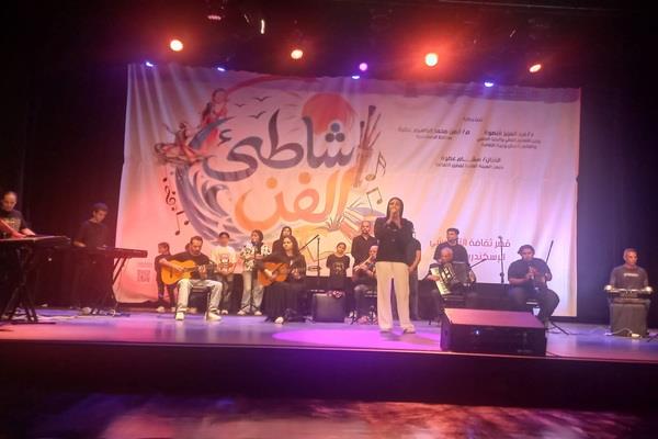 حفل لفرقتي أسوان للفنون الشعبية وكفر الشيخ للموسيقى العربية في "شاطئ الفن" بالإسكندرية 