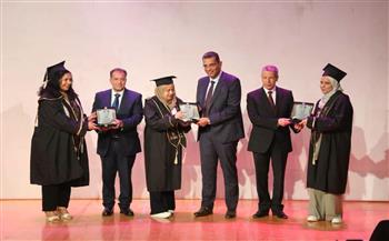 محافظ البحر الأحمر يشهد حفل تخريج أول دفعة للماجستير المهني بجامعة الغردقة