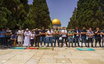 70 ألفا يؤدون الجمعة في المسجد الأقصى رغم إجراءات الاحتلال
