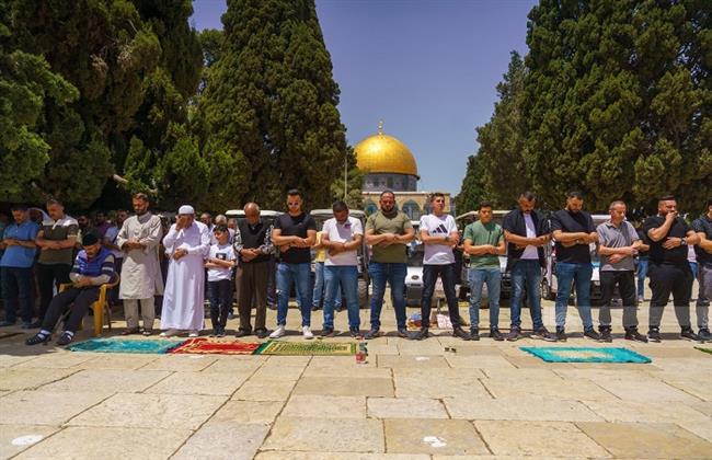 70 ألفا يؤدون الجمعة في المسجد الأقصى رغم إجراءات الاحتلال