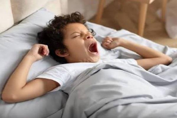 من السهر إلى الاستيقاظ مبكرًا.. أساليب تدعم أبناءك في تعديل مواعيد النوم