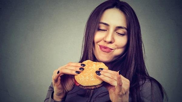 اشتهاء السكريات قبل الدورة الشهرية.. كيف تسيطرين على رغبتك في الحلويات؟