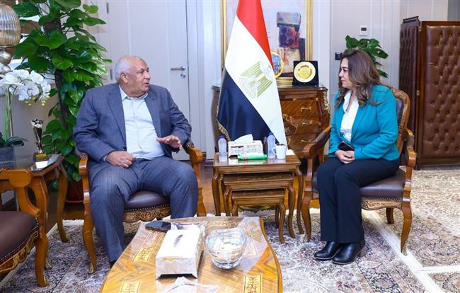 وزيرة التنمية المحلية والبيئة تتابع مع محافظ مطروح الموقف التنفيذي لمشروعات الخطة الاستثمارية ومنظومة المخلفات