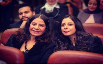عفاف مصطفى لابنتها ياسمين رحمي: «كنت أتمنى تبقي طبيبة.. لكني أحترم اختياراتك»  