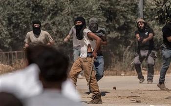 مستوطنون إسرائيليون يحتجزون فلسطينيين بالضفة الغربية.. والاحتلال يعيق وصول الإسعاف