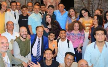 إيهاب فهمي يشهد العرض المسرحي "ابن الأصول"  