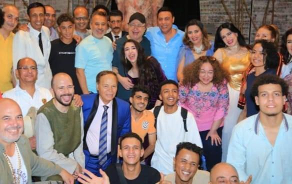 إيهاب فهمي يشهد العرض المسرحي "ابن الأصول"  