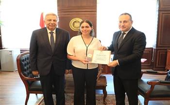 وزير التعليم العالي يكرم الطالبة هيا عمرو لمشاركتها في إسعاف مصابي مول «أرابيلا بلازا»